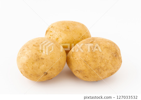 白色背景中的新馬鈴薯（Baron） 127033532