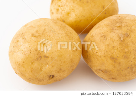 New potatoes (Baron) on white background 127033594