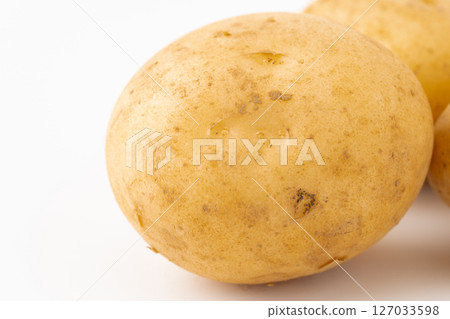 New potatoes (Baron) on white background 127033598