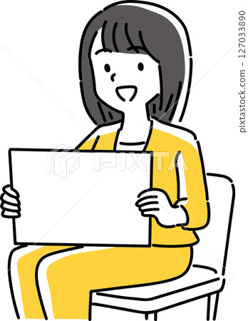 一位女士坐著展示一塊板子 127033890