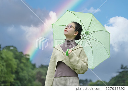 微笑的日本女人撐著傘 127033892