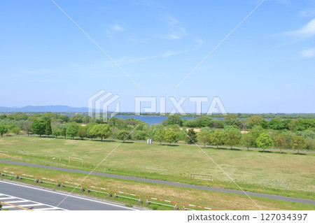 從埼玉縣加須市道之站「加須渡良瀨」展望台眺望的景色 從埼玉縣加須市道之站「加須渡良瀨」展望台眺望的景色 127034397