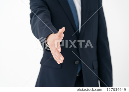 年輕男子商務握手 127034649