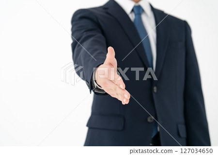 年輕男子商務握手 127034650