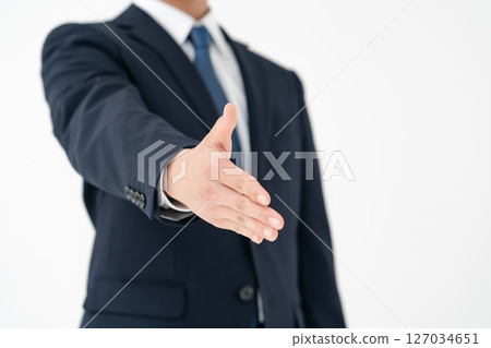 年輕男子商務握手 127034651
