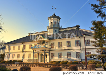 長野縣松本市中部地區松本的國寶舊開智學校建築的圖像，該建築在夕陽下閃耀著棕褐色的光芒（2） 127034692