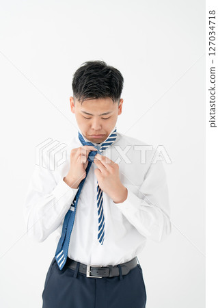 年輕人打領帶商務 127034718