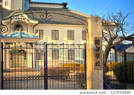 位於中部地區松本的國寶舊開智學校建築的圖片;長野縣松本市的大門和馬車門廊在夕陽的照射下呈現出棕褐色調(11) 位於中部地區松本的國寶舊開智學校建築的圖片;長野縣松本市的大門和馬車門廊在夕陽的照射下呈現出棕褐色調(11) 127034896