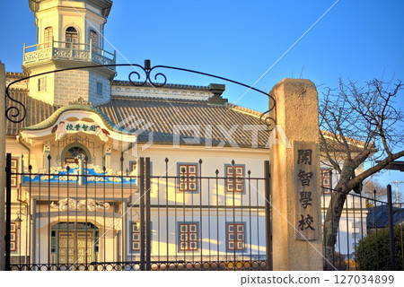 位於中部地區松本的國寶級舊開智學校建築的圖片；長野縣松本市的大門和馬車門廊在夕陽的照射下呈現出棕褐色調（12） 127034899