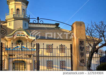 位於中部地區松本的國寶舊開智學校建築的圖片；長野縣松本市的大門和馬車門廊在夕陽的照射下呈現出棕褐色調（14） 127034904
