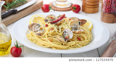 Vongole Bianco (clam pasta dish) 127034970