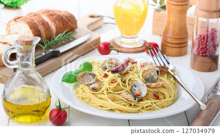 Vongole Bianco (clam pasta dish) 127034979