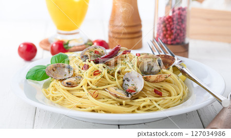 Vongole Bianco (clam pasta dish) Vongole Bianco (clam pasta dish) 127034986