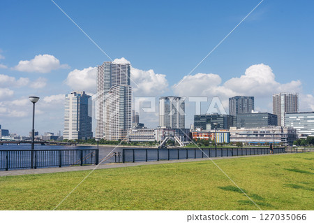 陽光明媚的東京豐洲街道 127035066