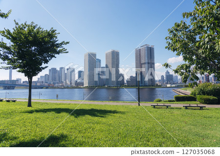 陽光明媚的東京豐洲街道 陽光明媚的東京豐洲街道 127035068