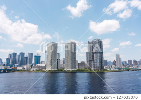 陽光明媚的東京豐洲街道 陽光明媚的東京豐洲街道 127035070