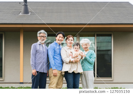 三代家庭站在房子前的合影 三代家庭站在房子前的合影 127035150