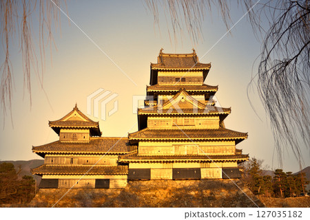 松本城,松本城公園,中部地區,松本城,在棕褐色夕陽下呈現金色,長野縣松本市(1) 松本城,松本城公園,中部地區,松本城,在棕褐色夕陽下呈現金色,長野縣松本市(1) 127035182