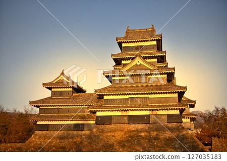 松本城,松本城公園,中部地區,長野縣松本市,夕陽西下,松本城沐浴在金色的光芒下(2) 松本城,松本城公園,中部地區,長野縣松本市,夕陽西下,松本城沐浴在金色的光芒下(2) 127035183