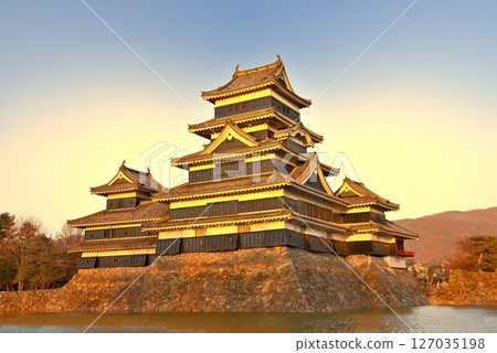 松本城,中部地區,夕陽下金色的松本城圖像,從長野縣松本市松本城公園眺望(7) 松本城,中部地區,夕陽下金色的松本城圖像,從長野縣松本市松本城公園眺望(7) 127035198
