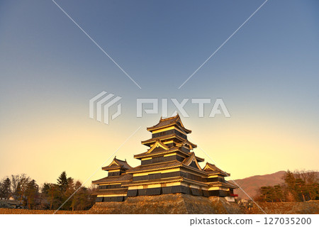 松本城,中部地區,夕陽下金色的松本城圖像,從長野縣松本市松本城公園眺望(9) 松本城,中部地區,夕陽下金色的松本城圖像,從長野縣松本市松本城公園眺望(9) 127035200
