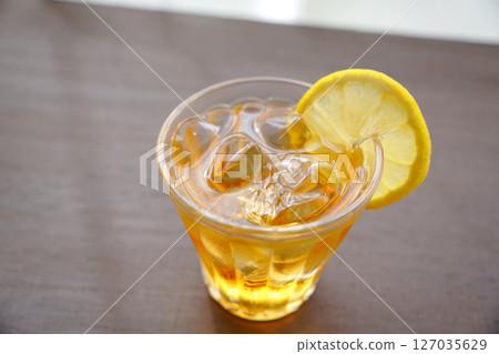 Image of iced tea with ice 127035629