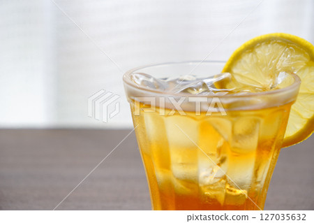 Image of iced tea with ice 127035632