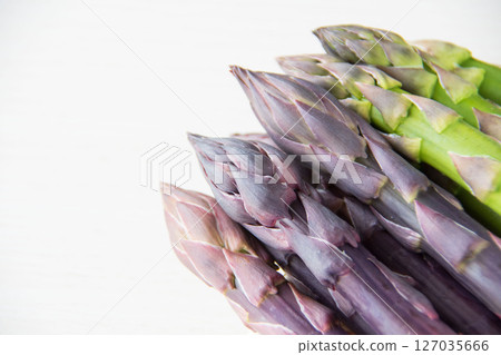 Purple and green asparagus 127035666