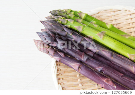 Purple and green asparagus Purple and green asparagus 127035669