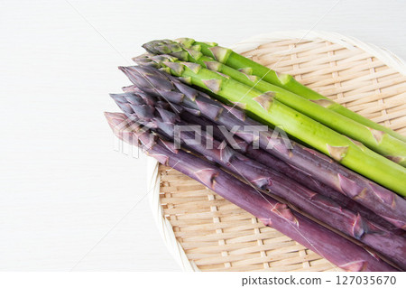 紫色和綠色蘆筍 紫色和綠色蘆筍 127035670