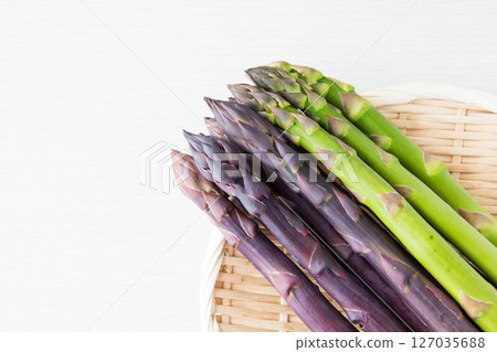 Purple and green asparagus 127035688