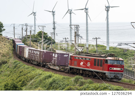沿海岸線行駛的貨運列車EF510山形縣遊沙鎮 127036294