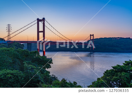 （長崎縣）黎明時分的平戶橋 127036335