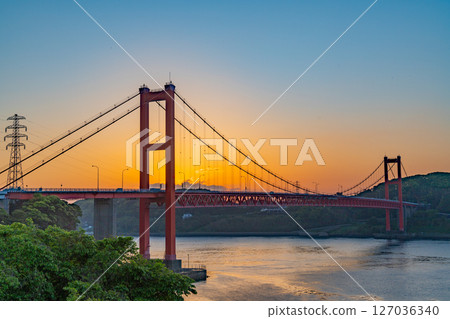 （長崎縣）黎明時分的平戶橋 127036340