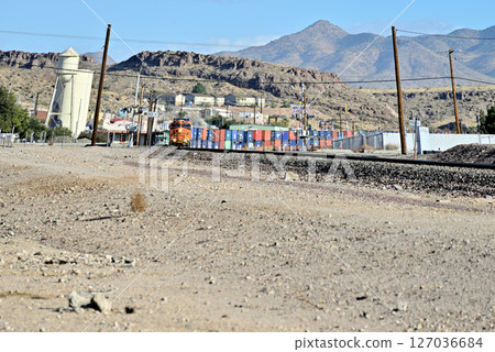 BNSF鐵路的長貨櫃貨運列車 127036684