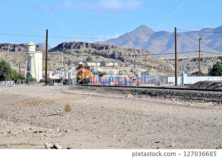 BNSF鐵路的長貨櫃貨運列車 127036685