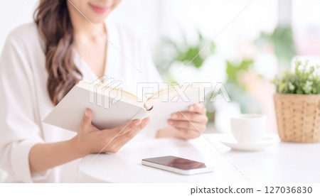 一位女士在咖啡館看書的特寫鏡頭 127036830