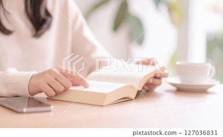 一位女士在咖啡館看書的特寫鏡頭 127036831