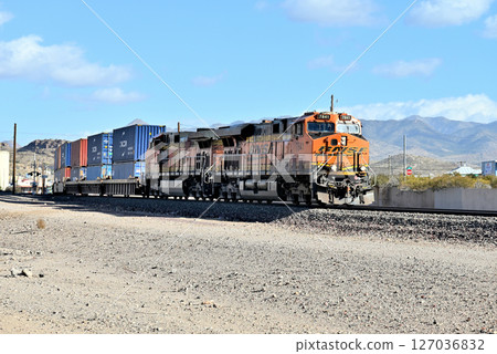 金曼郊區的一列 BNSF 貨櫃列車。 127036832