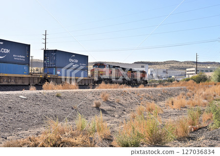 金曼郊區的一列 BNSF 貨櫃列車。 127036834