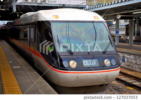 Popular train bound for Nagano, Matsumoto Station, Chubu region, Wide View Shinano express train connecting Nagoya and Shinshu, Matsumoto City, Nagano Prefecture (1) Popular train bound for Nagano, Matsumoto Station, Chubu region, Wide View Shinano express train connecting Nagoya and Shinshu, Matsumoto City, Nagano Prefecture (1) 127037053