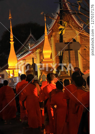 瑯勃拉邦，乞討 127037176