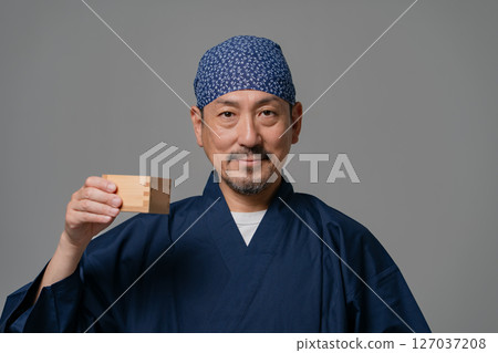 男人穿著工作服，清酒 127037208
