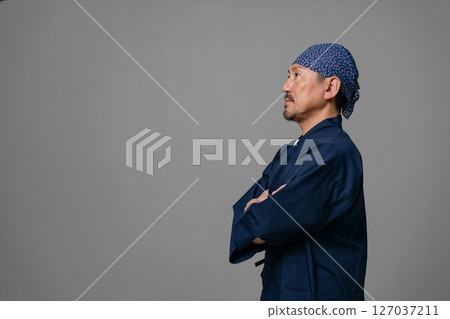 男人穿著工作服，側身 127037211