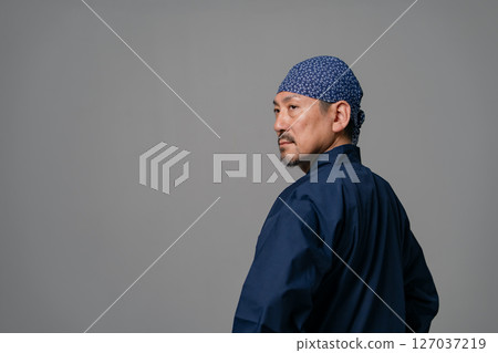 一名身穿工作服的男子轉過身 127037219