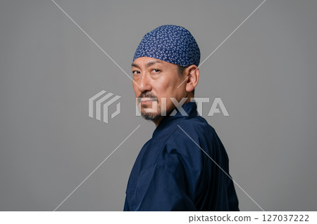 一名身穿工作服的男子轉過身 127037222