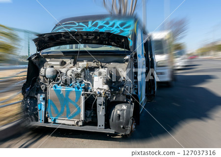 非法廢棄汽車的放大 127037316