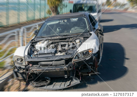 非法廢棄汽車的放大 非法廢棄汽車的放大 127037317