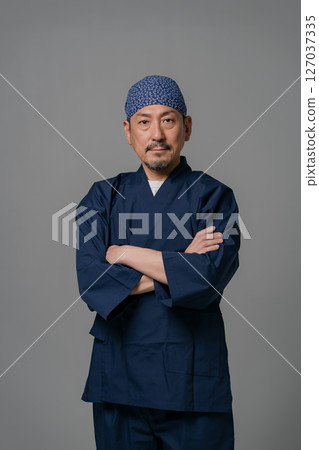 一名身穿工作制服的男子的肖像 127037335