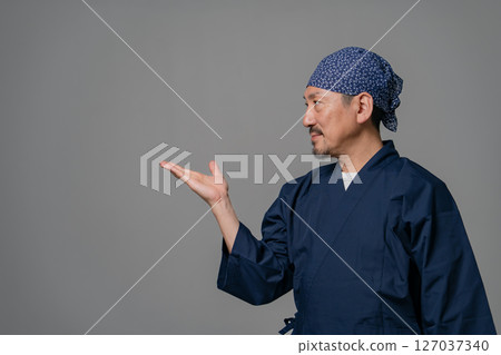 一名身穿工作服的男子揮舞著雙手 127037340
